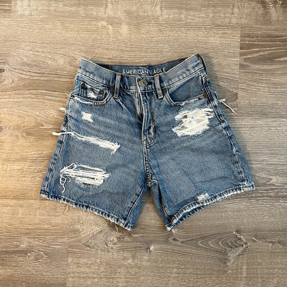 • American Eagle Boyfriend Shorts •